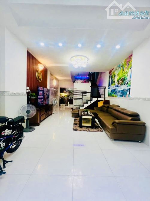 NHÀ NGAY EMART 2 Gò Vấp - 50m2, 3 Tầng, 3pn, sân thượng - 4 tỷ 7