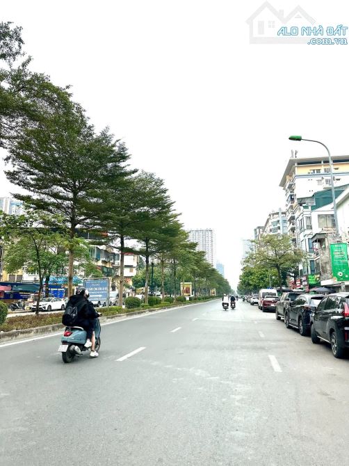 Bán nhà Mặt Phố Đại La 98m, kinh doanh, vỉa hè rộng, giá siêu rẻ 39 tỷ.