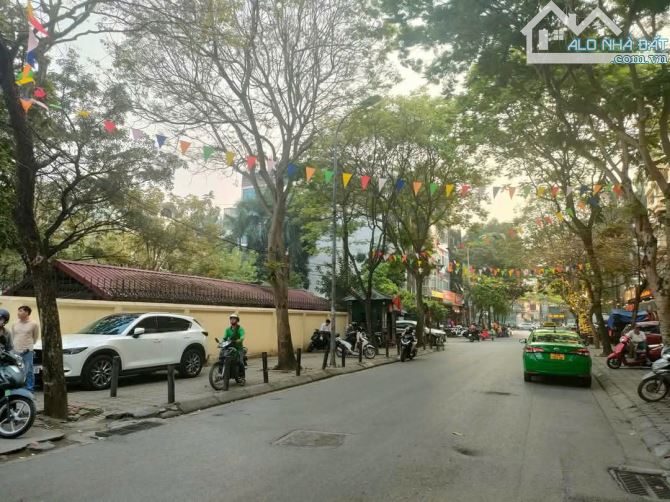 Bán nhà đẹp ngõ 118 Nguyễn Khánh Toàn 66m2, 7 tầng thang máy gara ô tô full nội thất