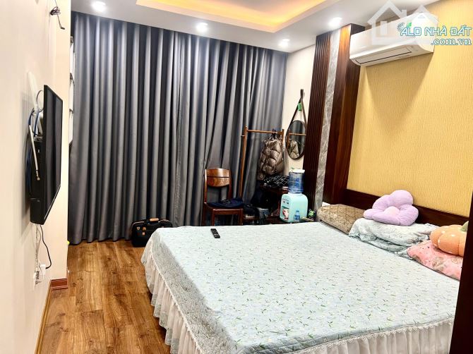 BÁN NHÀ PHÂN LÔ Ô TÔ TRÁNH ĐỖ TRƯỚC CỬA NHÀ MỚI ĐẸP DÂN XÂY TẶNG FULL NỘI THẤT  NHỈNH 7 tỷ