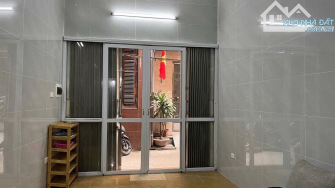 Cho thuê nhà Phố Hoàng Mai (ngay chợ Hoàng Mai) 3 tầng, 40m2, 3 ngủ, 8.5 triệu ở GĐ, nhóm