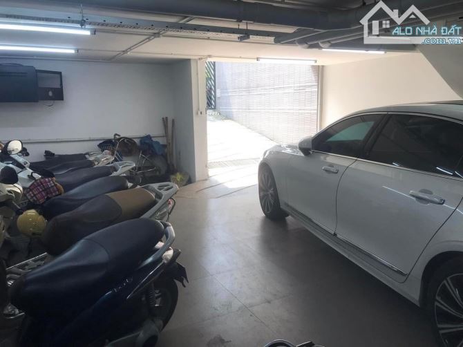Cần bán biệt thự siêu vip khu Vườn Đào - Tây Hồ DT 320m2 * 4T + 1 hầm, Giá 105 tỷ, nhà đẹp