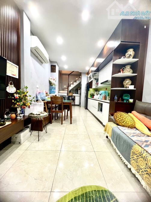 BÁN NHÀ PHÂN LÔ Ô TÔ TRÁNH ĐỖ TRƯỚC CỬA NHÀ MỚI ĐẸP DÂN XÂY TẶNG FULL NỘI THẤT  NHỈNH 7 tỷ - 10