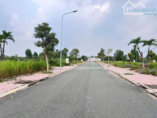 Bán lô đất ngay KDC Thị Trấn Đức Hoà, dt 85m2 giá 1ty050,shr sang tên ngay - 2