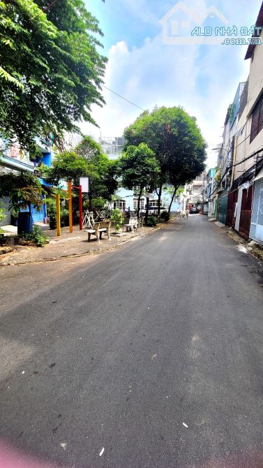 BÁN NHÀ P10 G92 VẤP- QUANG TRUNG NGAY CITYLAND- 2 MẶT HẺM 8M- 4X17M- 4 TẦNG- 9.X TỶ - 2