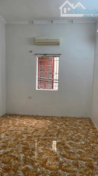 Cho thuê nhà Phố Hoàng Mai (ngay chợ Hoàng Mai) 3 tầng, 40m2, 3 ngủ, 8.5 triệu ở GĐ, nhóm - 3