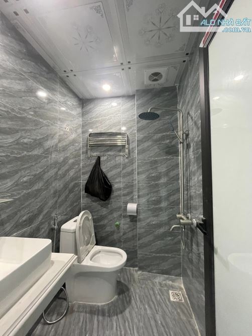 Nhà đẹp giá rẻ! 3T*37m2, ngay mặt ngõ thông ô tô đỗ cửa, gần điểm xe bus.Nhà cuối Đồng Mai - 5