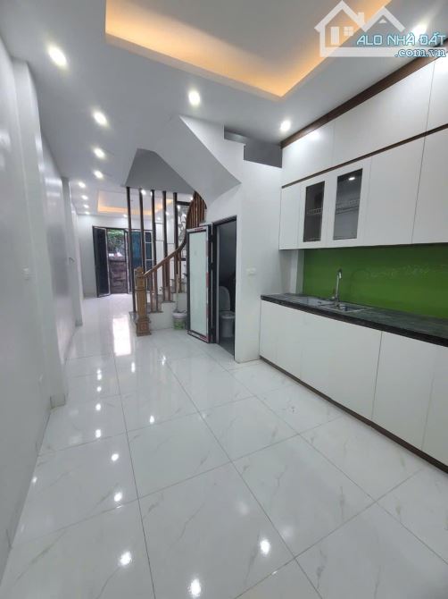 Nhà đẹp giá rẻ! 3T*37m2, ngay mặt ngõ thông ô tô đỗ cửa, gần điểm xe bus.Nhà cuối Đồng Mai - 6