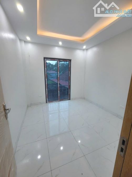 Nhà đẹp giá rẻ! 3T*37m2, ngay mặt ngõ thông ô tô đỗ cửa, gần điểm xe bus.Nhà cuối Đồng Mai - 7