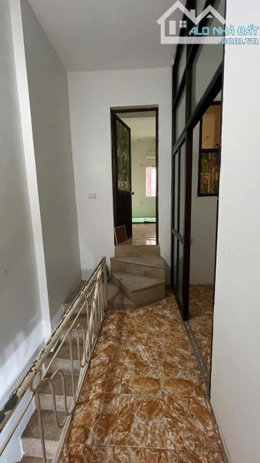 Cho thuê nhà Phố Hoàng Mai (ngay chợ Hoàng Mai) 3 tầng, 40m2, 3 ngủ, 8.5 triệu ở GĐ, nhóm - 7