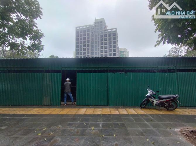 Cho thuê MBKD đường Tôn Thất Thuyết, Cầu Giấy, HN. DT 440m, 1 tầng, MT 40m, sâu 11m. Giá 2