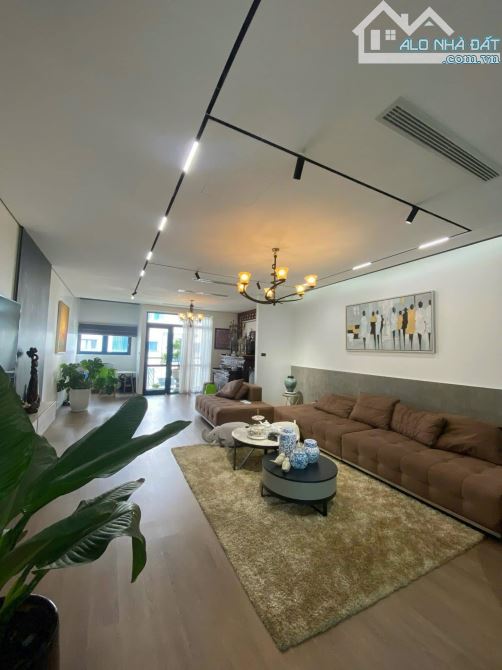 BÁN NHÀ LÔ GÓC, VỈA HÈ RỘNG, Ô TÔ TRÁNH, NGÕ THÔNG, KINH DOANH ĐỈNH QUẬN CẦU GIẤY.