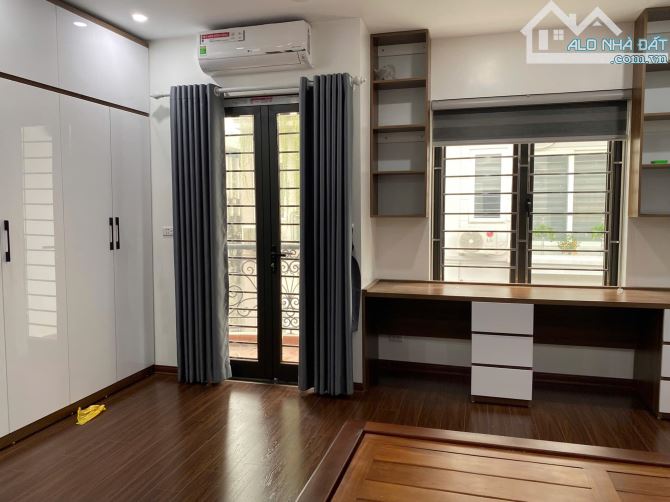 BÁN GẤP NHÀ 5 TẦNG PL GIÁO DỤC VÕ CHÍ CÔNG,TÂY HỒ.DT:98M2,MT:5,2M.Ô TÔ VÀO NHÀ.NGÕ THÔNG