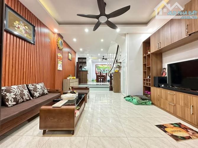 Giáp Nhất - Thanh Xuân - Ô TÔ Đỗ Cổng - Diện Tích:53m X5 Tầng - Giá:8.9 Tỷ