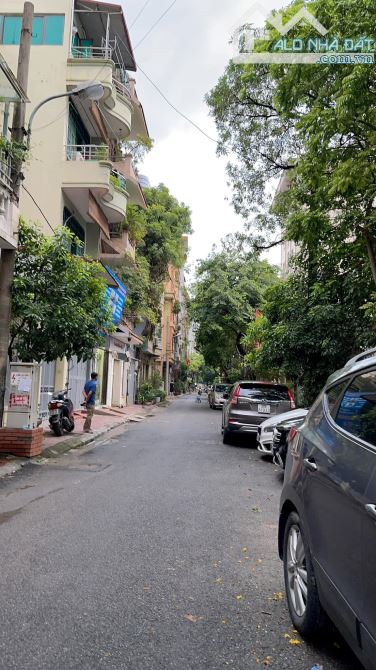 Gia đình bán nhà phân lô Hoàng Sâm-Hoàng Quốc Việt, ô tô đỗ cửa, 64m2 4 tầng giá chỉ 19 tỉ