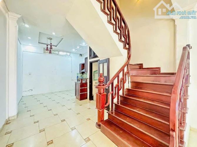 Cần bán nhà 43m2 view Hồ Tây ôtô nhỏ đỗ cửa Phố Trích Sài