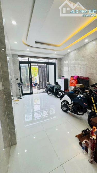 Quận 10-Xe Hơi 7 Chỗ Chạy Thoải Mái-Gần M Tiền-4Tầng BTCT-63M2-4PN-Ngang Lớn-Chỉ 11Ty9