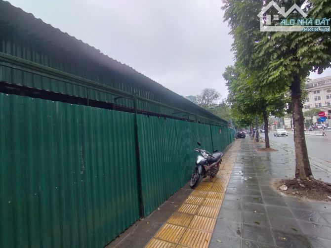 Cho thuê MBKD đường Tôn Thất Thuyết, Cầu Giấy, HN. DT 440m, 1 tầng, MT 40m, sâu 11m. Giá 2 - 1