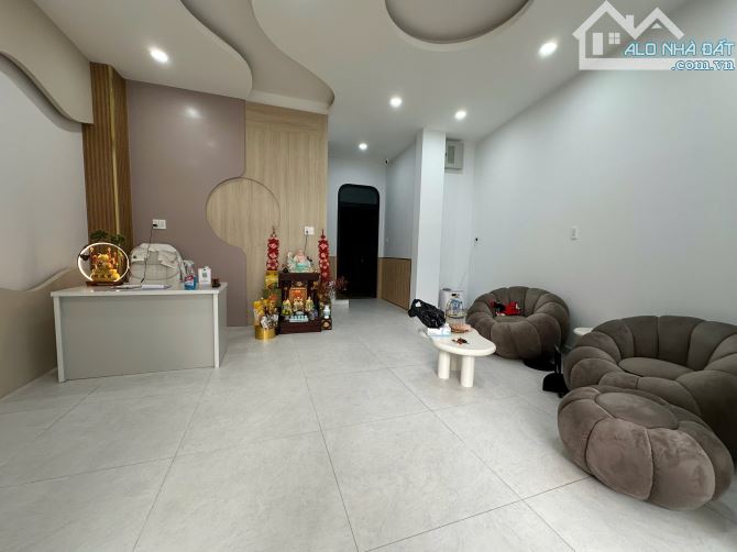 Bán nhà phố 2 lầu đẹp 80m2 phường Quang Vinh đường ô tô  giá 5ty7 - 1