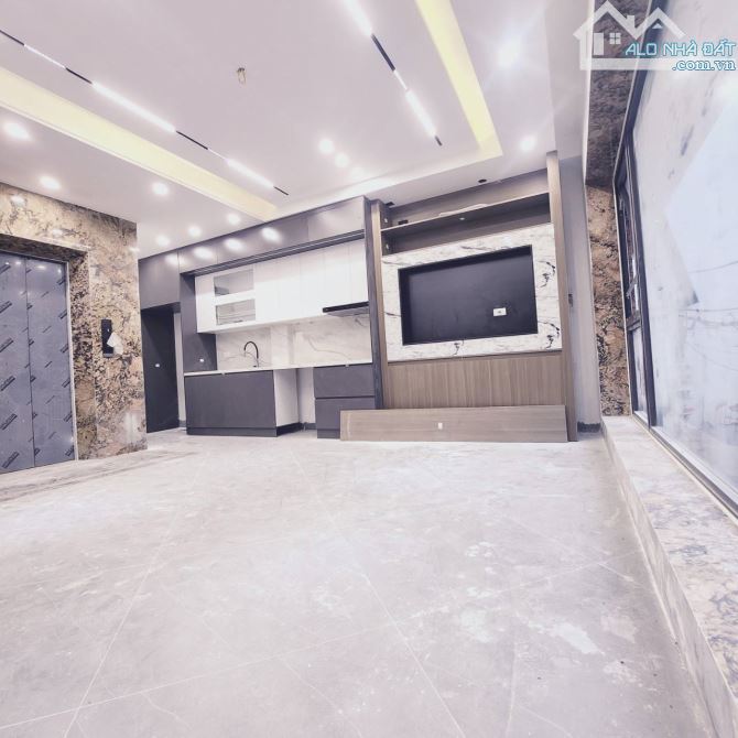 Bán Nhà Gần Phố Trạm, Long Biên 41m2, 6 Tầng Thang Máy, Ngõ Ô tô, Giá 10,5 Tỷ - 1