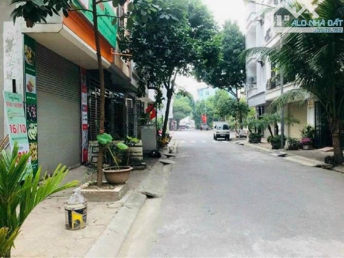 BÁN NHÀ ĐẸP TĐC GIANG BIÊN – Ô TÔ TRÁNH – VỈA HÈ RỘNG – SÁT VINHOMES RIVERSIDE – 41M² - 1