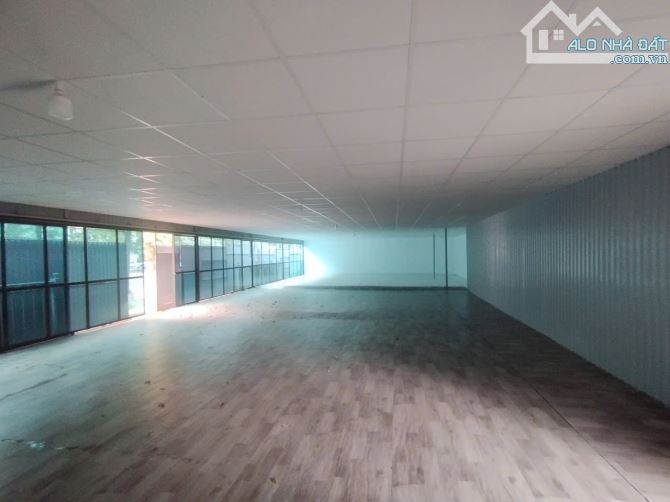 Cho thuê MBKD đường Tôn Thất Thuyết, Cầu Giấy, HN. DT 440m, 1 tầng, MT 40m, sâu 11m. Giá 2 - 2