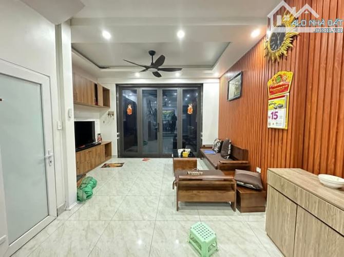 Giáp Nhất - Thanh Xuân - Ô TÔ Đỗ Cổng - Diện Tích:53m X5 Tầng - Giá:8.9 Tỷ - 2