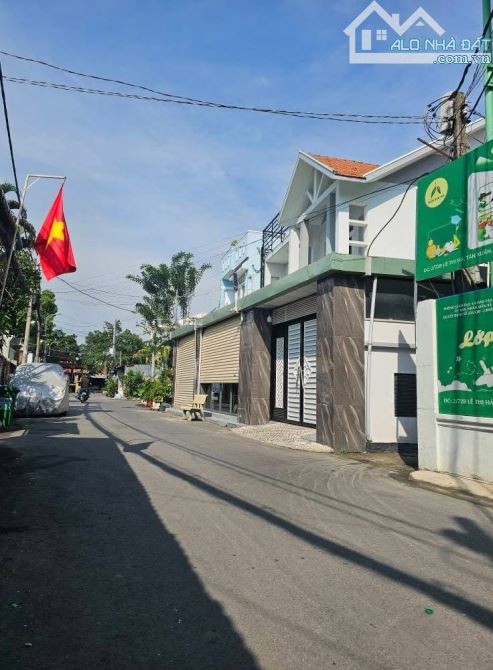 NHÀ CẤP 4 GÁC LỬNG CHÍNH CHỦ TÂN XUÂN HÓC MÔN HÊM NHỰA 7M TẶNG GPXD 4 TẦNG .