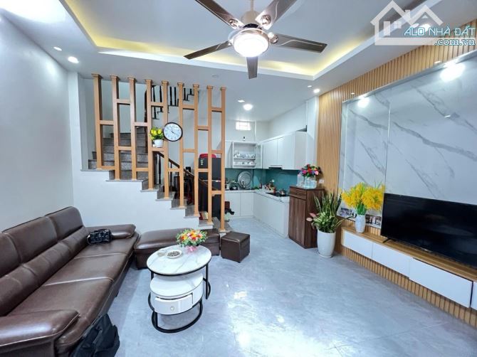 Bán nhà phố Hoàng Mai:30m2,6 Tầng, Chỉ 6.15 Tỷ