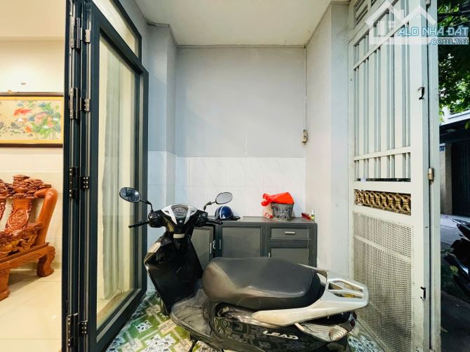 NHÀ NGANG KHỦNG 4,5M × 17,5 M XÂY TRỆT LẦU 3 PHÒNG NGỦ ĐƯỜNG 8M 1 TRỤC NGAY P.16 GÒ VẤP