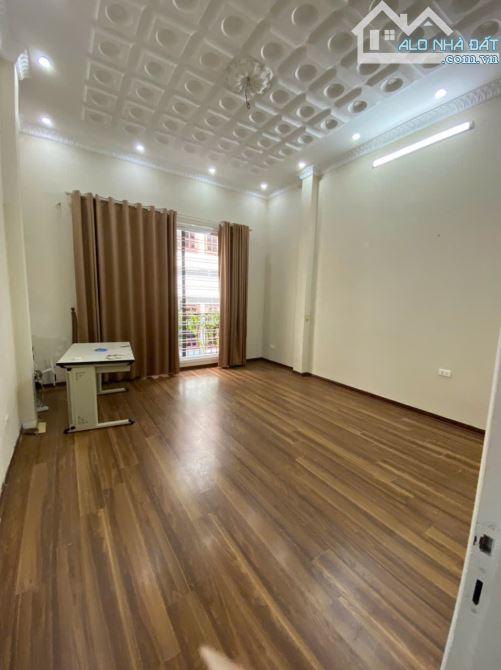 Cho thuê nhà 4 tầng tại Hoàng Quốc Việt, 4 ngủ , ngõ oto, giá 18.5 tr