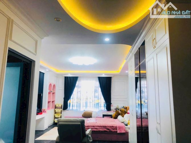 Bán villa 1 hầm 1 trệt 2 lầu 184m2 lô góc, An Sơn P4 Đà Lạt giá 28,2 tỷ