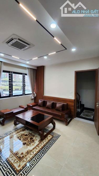 Bán nhà dân xây Kim Chung, Hoài Đức 35m2x5T, lô góc, thang máy nhập, ô tô, tặng nội thất
