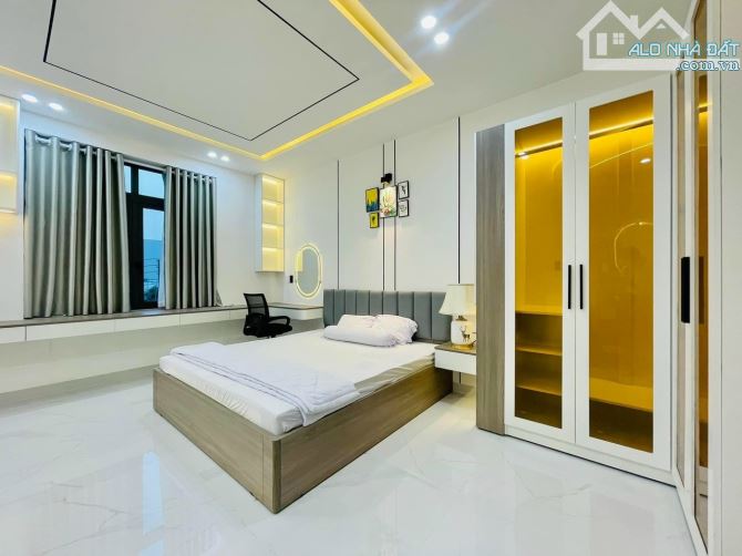 3 tỷ còn 2,8 tỷ. Bán nhà 47m2 hẻm 6m Kỳ Đồng,Q3. Xây 4 tầng đúc, 5 phòng tiện cho thuê,SHR - 11