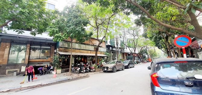 Mặt phố Dịch Vọng Hậu LÔ GÓC 2 mặt phố, hè 8m 135m2 MT 8m K.DOANH CAFE xây BULDING 400trm2