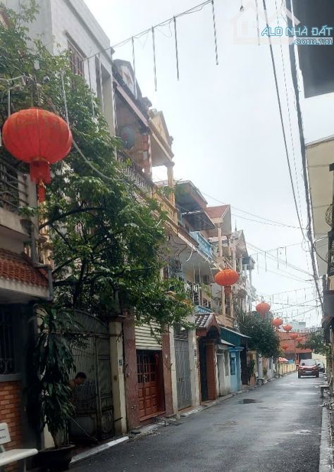 Bán gấp nhà phân lô 70m2 P.Sài Đồng-Long Biên-ô tô-hàng xóm Vin, chỉ 9.8 tỷ.