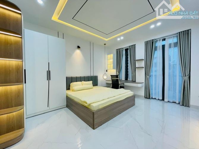 3 tỷ còn 2,8 tỷ. Bán nhà 47m2 hẻm 6m Kỳ Đồng,Q3. Xây 4 tầng đúc, 5 phòng tiện cho thuê,SHR - 15