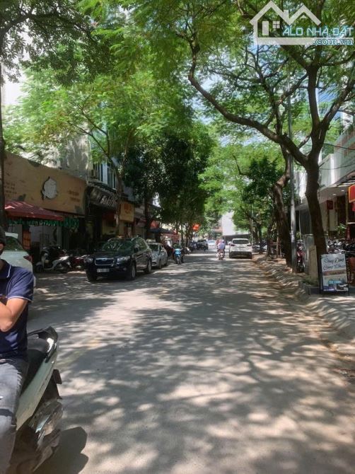 Mặt phố Dịch Vọng Hậu LÔ GÓC 2 mặt phố, hè 8m 135m2 MT 8m K.DOANH CAFE xây BULDING 400trm2