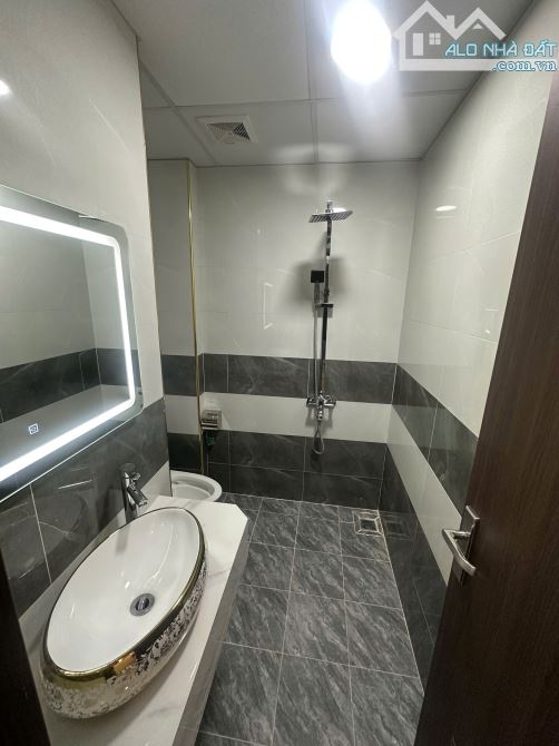 Cho thuê nhà 5 tầng tại Hoàng Hoa Thám, 50m, gara oto , thang máy, giá 33tr - 2