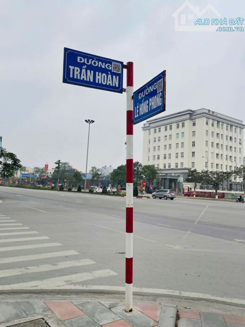 Đất mặt đường Lê Hồng Phong - 337m2 - mt 12,4m - vuông vắn - giá chỉ hơn 130 tr/m2 - 2