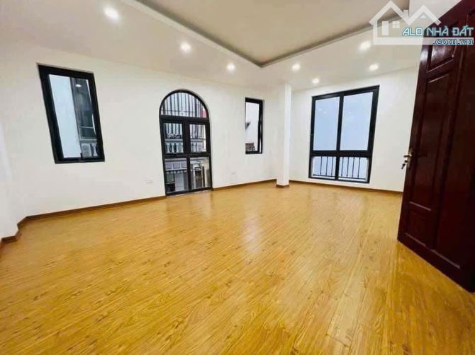 Bán nhà đường Láng, có Gara Ô tô, ngõ rộng ô tô tránh - 3
