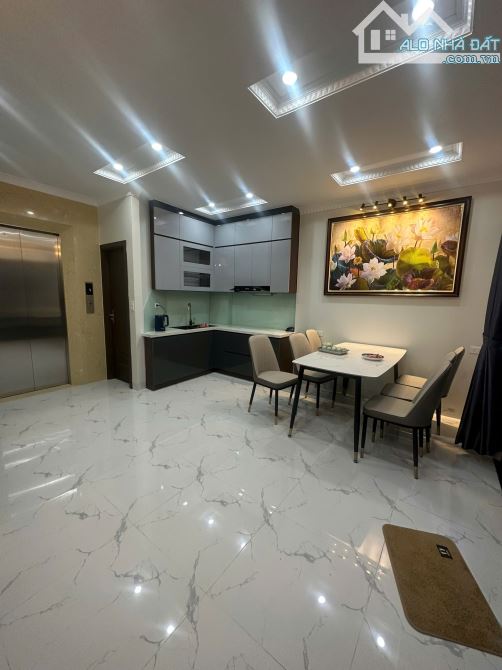 Cho thuê nhà 5 tầng tại Hoàng Hoa Thám, 50m, gara oto , thang máy, giá 33tr - 6