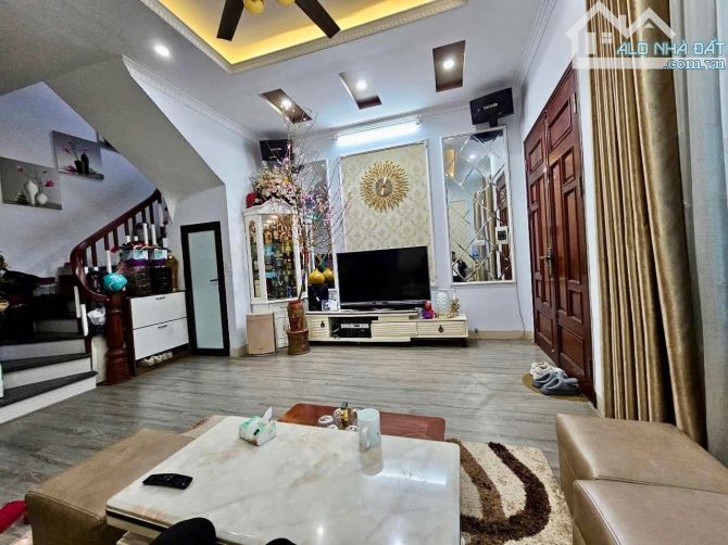 Bán Nhà 5 tầng 35m2 - Nhỉnh 7 Tỷ - phố Phạm Văn Đồng