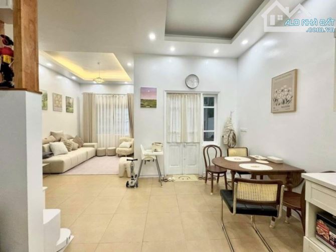 Bán nhà ngay Ô Chợ Dừa, quận Đống Đa, 46m2, ngang 8m, sát ô tô tránh, hơn 8 tỷ