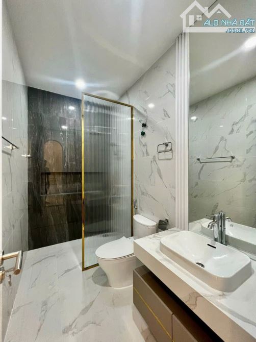 Nhà 5 tầng MT Nguyễn Văn Linh sát Nguyễn Hoàng - 1