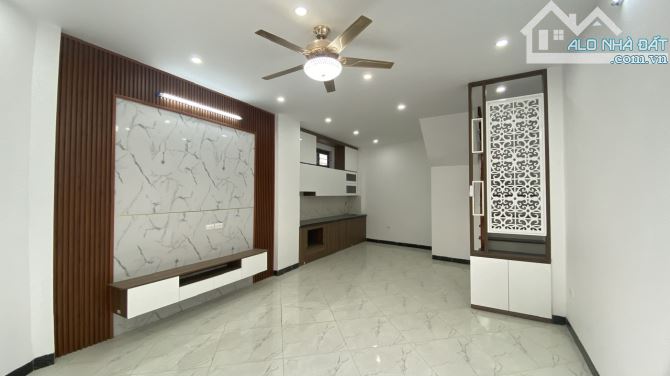 Việt Hưng, Long Biên cực hiếm, nhà 5 tầng x 42m2, MT 6m, Lô góc, 2 thoáng. Giá 5,8 tỷ - 2