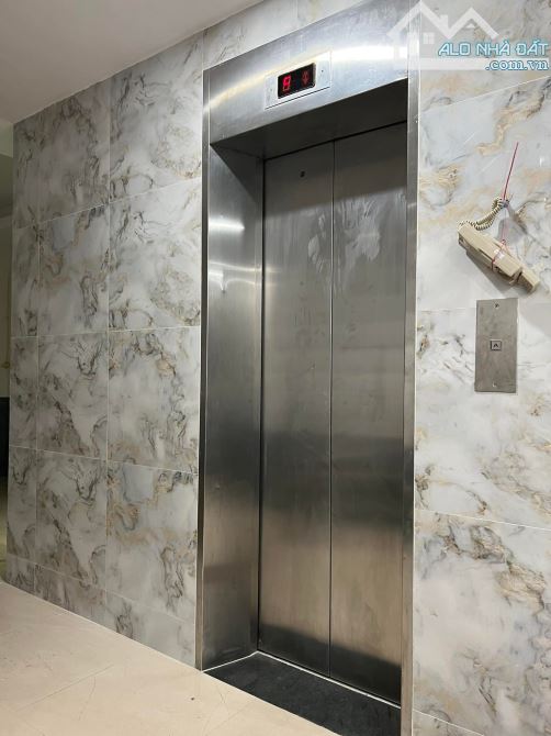 Bán nhà Nguyễn Văn Huyên Cầu Giấy 47m2, thang máy, 12 tỷ, mới tinh, 16 chỗ đón đầu ngõ.