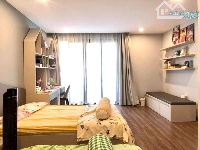 Bán nhà Nguyễn Văn Huyên Cầu Giấy 47m2, thang máy, 12 tỷ, mới tinh, 16 chỗ đón đầu ngõ.