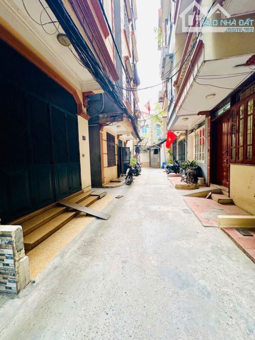 Rất hiếm! 
Bán nhà CHÙA BỘC, 30m2, 6 tỷ, Phân lô, Gần Ô Tô, 5 tầng, 4 Ngủ, Sổ chính chủ - 4