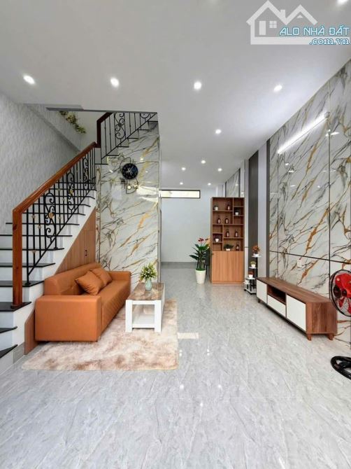 HÀNG HIẾM ! GIÁ SỐC ! NHÀ 3 TẦNG ở MẶT TIỀN gần HUỲNH NGỌC HUỆ: 70m² 4x17,5 - 3 PN 3 WC
